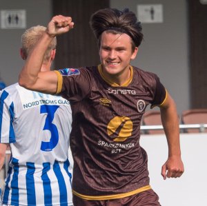 Sander Bratvold knytter neven etter mål mot Skjervøy. Foto: Birger Marius Kristiansen