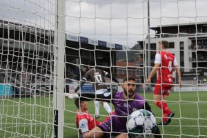 Brinder Singh har gitt Mjøndalen ledelsen 2-1 mot Bryne ni minutter på overtid. Foto: Sigurd Rød-Knudsen