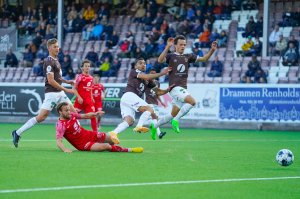 Mjøndalen 20221008. Branns Bård Finne under fotballkampen 1. divisjon mellom Mjøndalen og Brann på Mjøndalen stadion i Mjøndalen. Foto: Lise Åserud / NTB