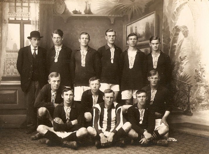 MIFs lag anno 1918. Draktene var svarte med røde krager. Stående fra venstre: Bertrand Larsen (formann), Lorentz Aslesen, Trygve Horne, Kristian Olsen, Nils O. Nilsen, Arthur Andersen. Foran fra venstre: Ludvik Kristoffersen, Johan Olsen, Petter «Pol» Hansen, Johan Hansen, Eugen Karlsen, Ivar «Jeppe» Horgen.