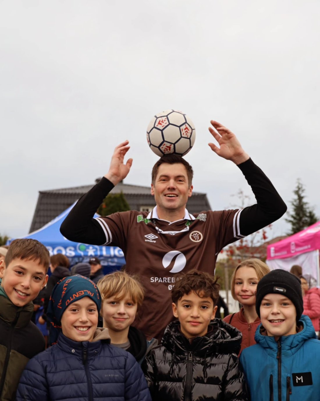 Mange var interessert i å lære mer om fotballtriksing.