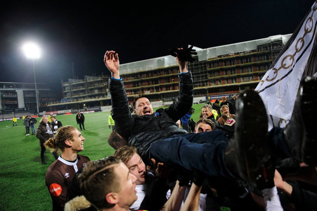 Mjøndalens spillere feirer Kenneth Karlsen etter at MIF reddet plassen i Eliteserien 2019. Foto: Sjur Stølen / Digitalsport