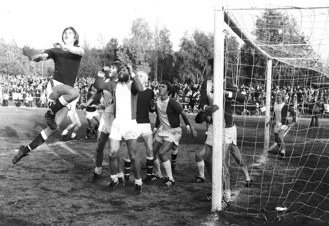 Steinar Aulie i ferd med å skåre mot Stjørdals-Blink i 1977.