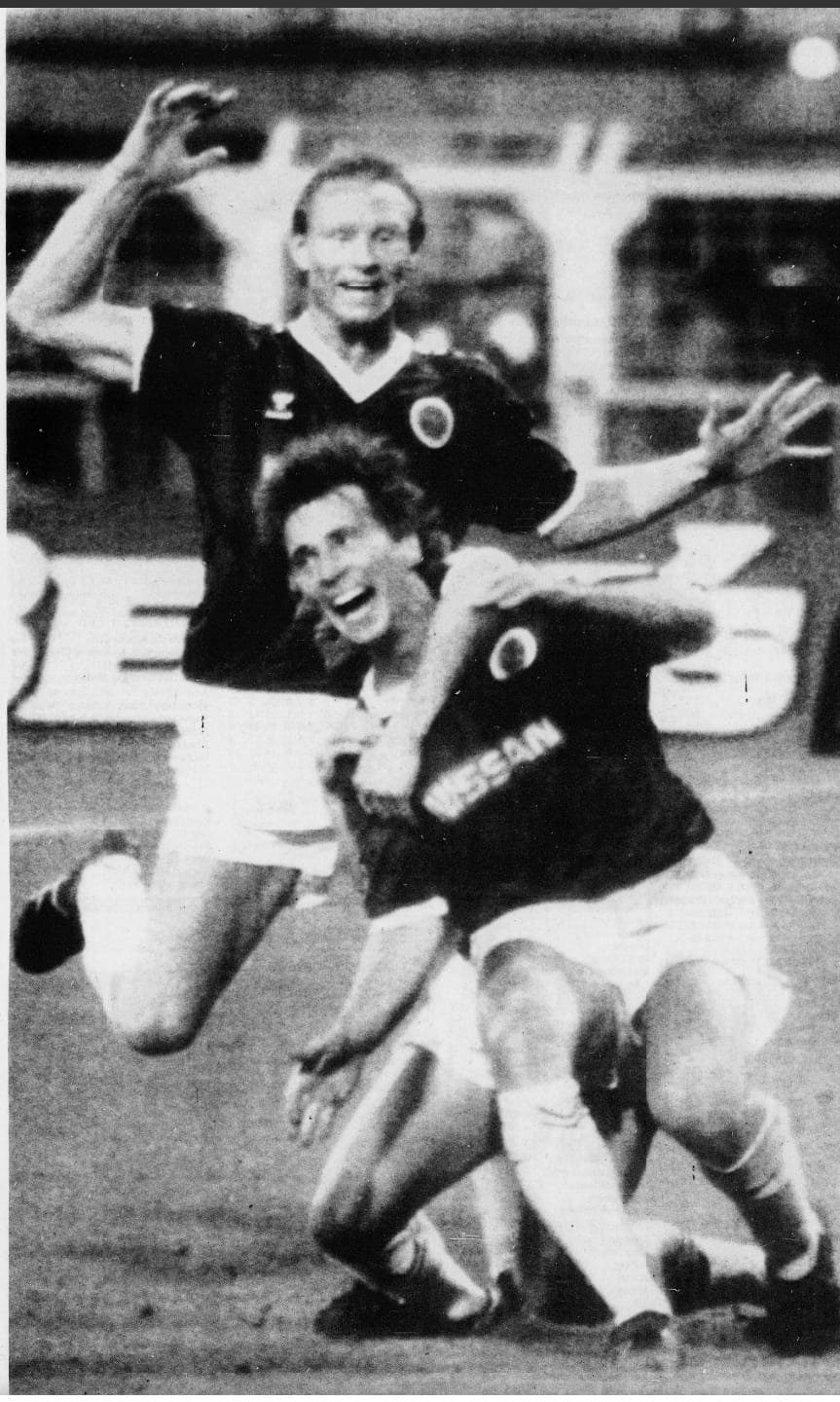 Per Terje Markussen blir overfalt av lagkameratene etter seiersmålet mot Werder Bremen i 1987.